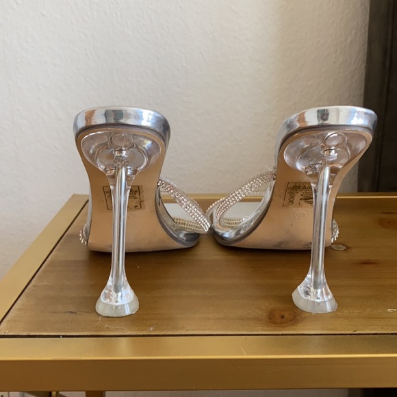 Silver Heels - Picture 2 of 3